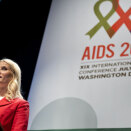 25. juli: Kronprinsessen er hovedtaler ved utdelingen av Red Ribbon Award under aidskonferansen i Washington D.C. (Foto: AFP, Brendan Smialowski).